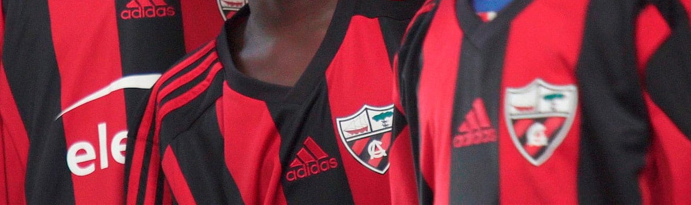 Detalle de las camisetas del Arenas Club que visten los jugadores del Maghemo Arenas Youth Club