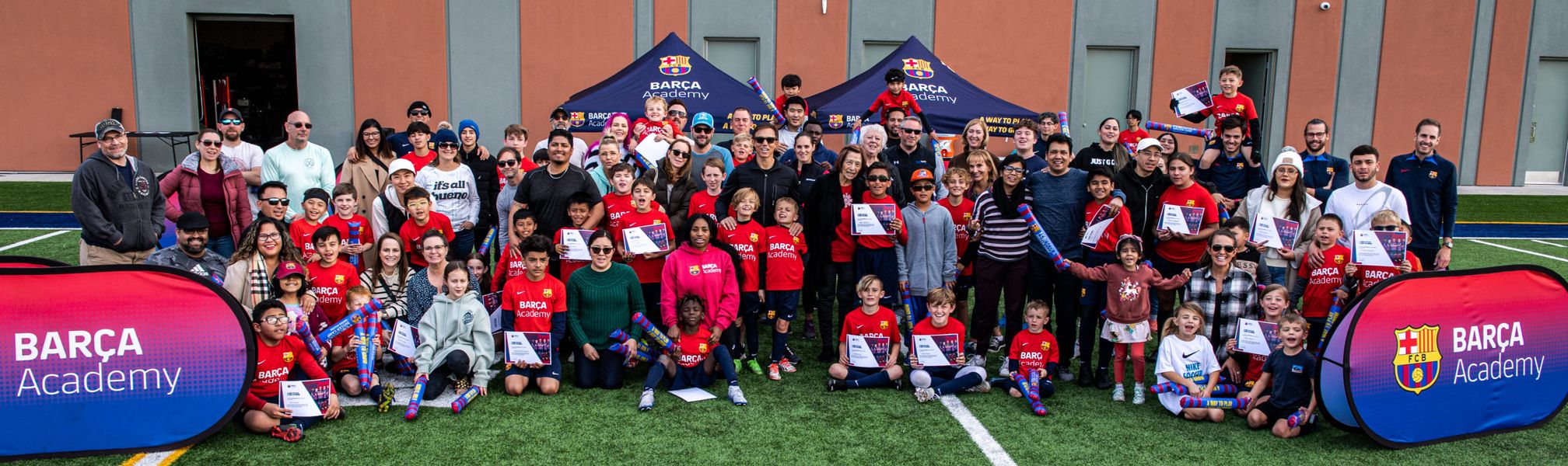 Alumnos, familias y entrenadores de la Barça Academy en una jornada de entrega de diplomas