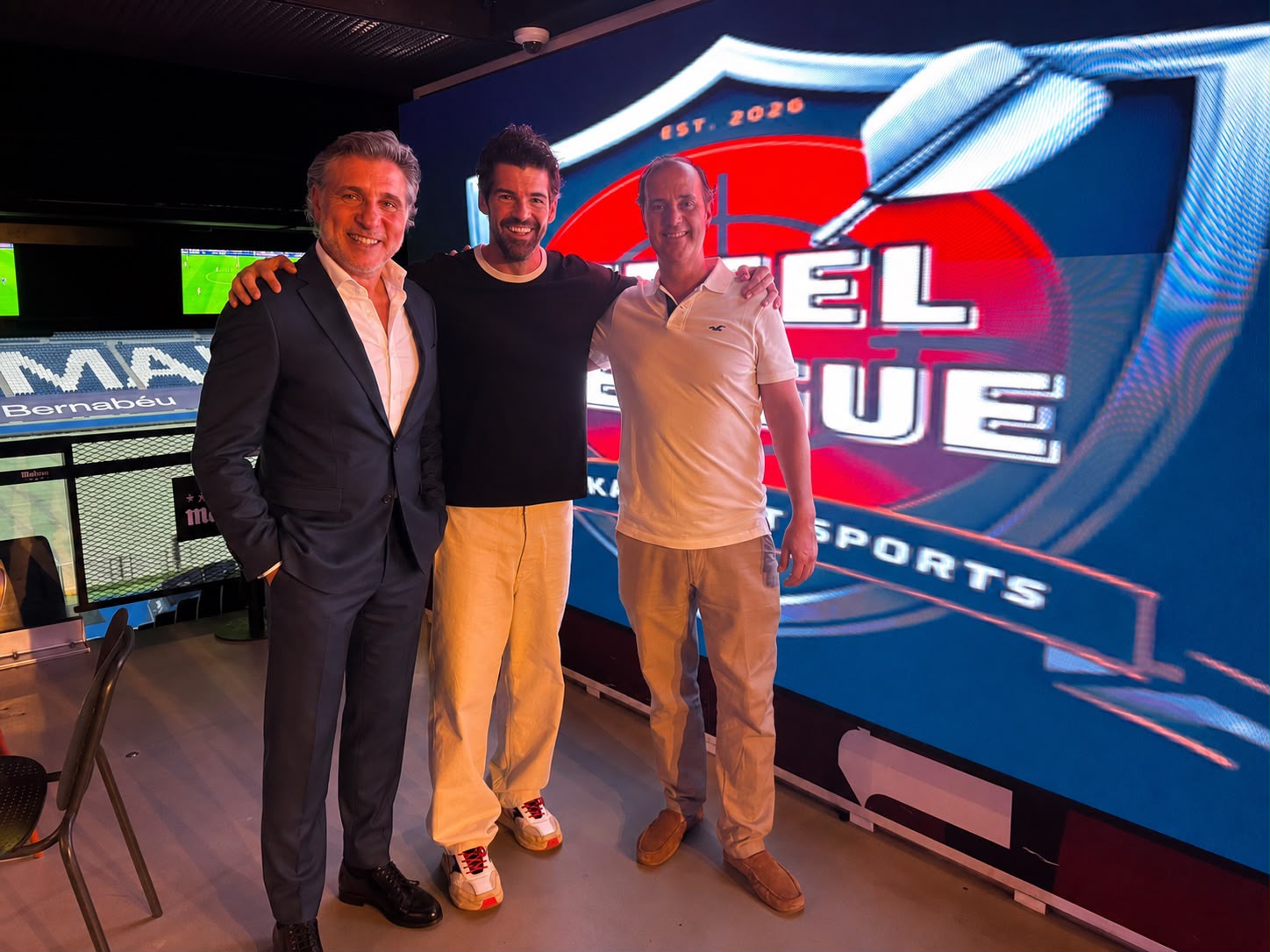 Tres personas del equipo en la presentación de Steel League